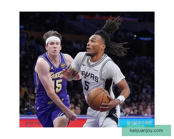 全队起立为卡斯尔庆祝三双创纪录邓肯19年历史比肩文班赞其本就优秀