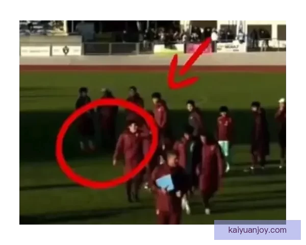 38岁助教锁喉16岁新星 国少溃败后爆发冲突一路追骂推搡引发关注